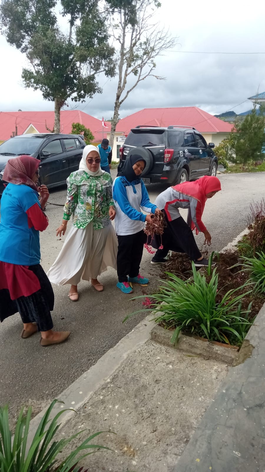  Gontong Royong Danau Kembar